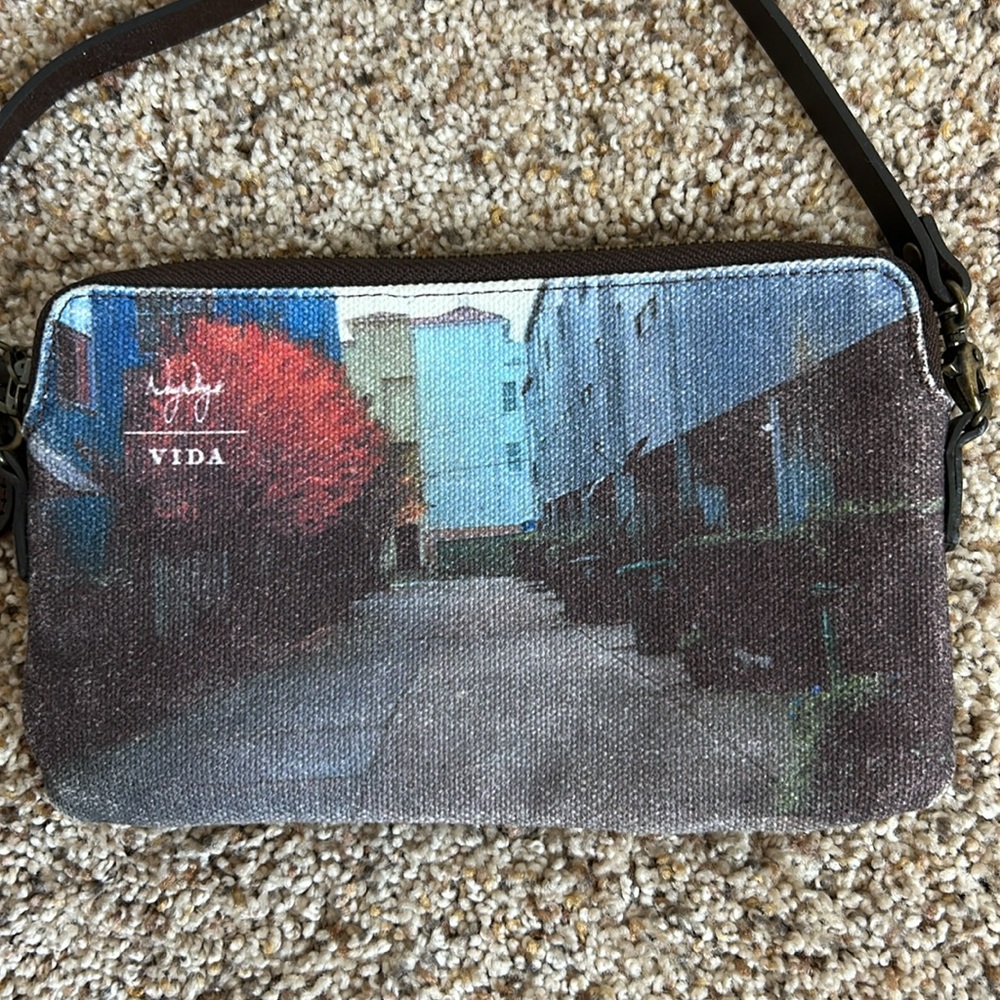 Vida crossbody scenic city scene clutch bag. - Picture 3 of 10